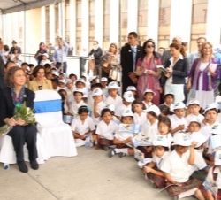 Doña Sofía en su visita al Tour 24-0, que forma parte de la Campaña 24 horas con 0 muertes violentas